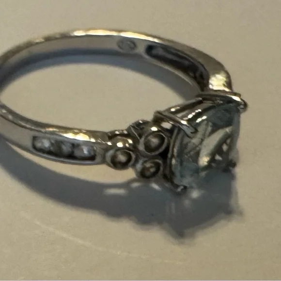 Elegant 10k white gold Aquamarine diamond Ring sz 7 - Picture 3 of 7